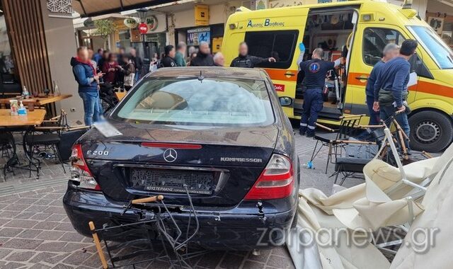 Χανιά: Αυτοκίνητο με 80χρονο οδηγό “καρφώθηκε” σε καφετέρια στην Παλιά Πόλη – Δύο τραυματίες