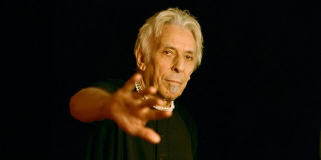 John Cale πριν το Ηρώδειο – Drone, νεκροψίες και ένας ζουρλομανδύας που μπήκε αργότερα