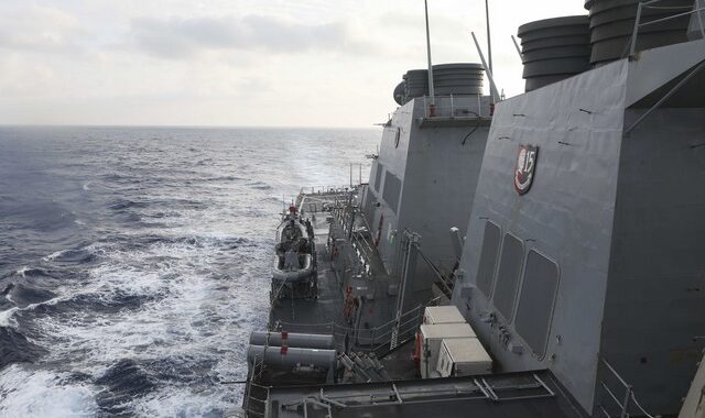 Η Κίνα καταγγέλλει “παρείσφρηση” αμερικανικού αντιτορπιλικού στη Νότια Σινική θάλασσα