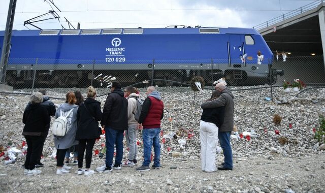 Τέμπη: “Ράγισαν” καρδιές στο μνημόσυνο 40 μέρες μετά την τραγωδία – Συγκλονιστικές στιγμές όταν πέρασε το τρένο