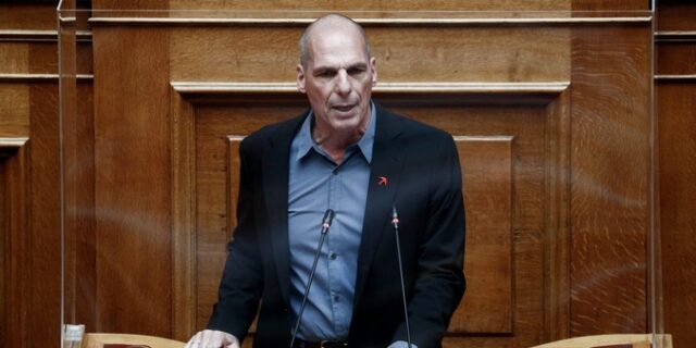 Βαρουφάκης: Νάρκη στα θεμέλια της δημοκρατίας η διάταξη για το κόμμα Κασιδιάρη