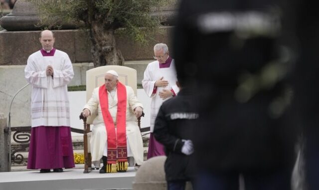 Πάπας Φραγκίσκος: Έπλυνε τα πόδια 12 ανήλικων κρατουμένων στην τελετή του Ιερού Νιπτήρος