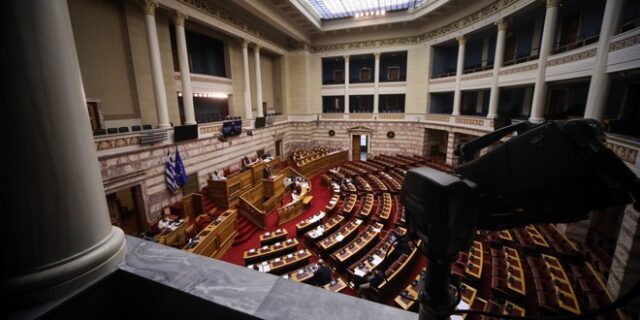 Στην Ολομέλεια της Βουλής το “μπλόκο” στο κόμμα Κασιδιάρη – “Ναι” από ΝΔ και ΠΑΣΟΚ