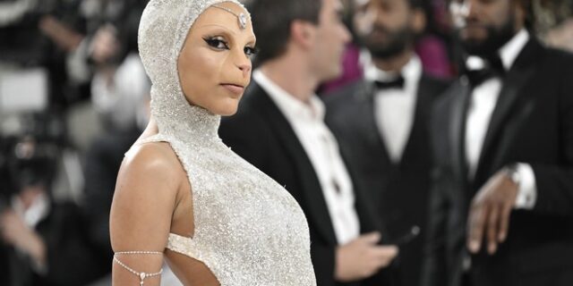 Το Met Gala 2023 είχε γάτες, πέρλες, φτερά και τις πιο avant-garde εμφανίσεις – Δείτε φωτογραφίες