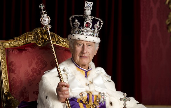 Βασιλιάς Κάρολος: Το πρώτο πορτρέτο του μετά τη στέψη