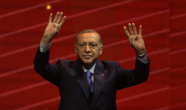 Εκλογές στην Τουρκία: Γιατί ο Ερντογάν παραμένει ο απόλυτος κυρίαρχος παρά την οικονομική αναταραχή