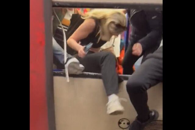 Βίντεο: Πανικός στο μετρό του Λονδίνου – Επιβάτες σπάνε τα τζάμια για να βγουν από βαγόνια γεμάτα καπνό