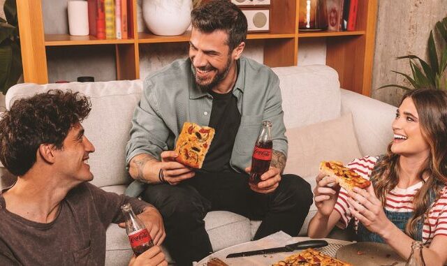 Coca-Cola και Άκης Πετρετζίκης, σε προσκαλούν να ζήσεις ξανά το καλύτερο Κυριακάτικο γεύμα της ζωής σου μέσω ενός διαγωνισμού