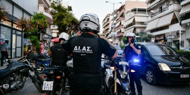 Συνελήφθησαν ανήλικοι που έβγαζαν μαχαίρια σε Ίλιον και Ομόνοια