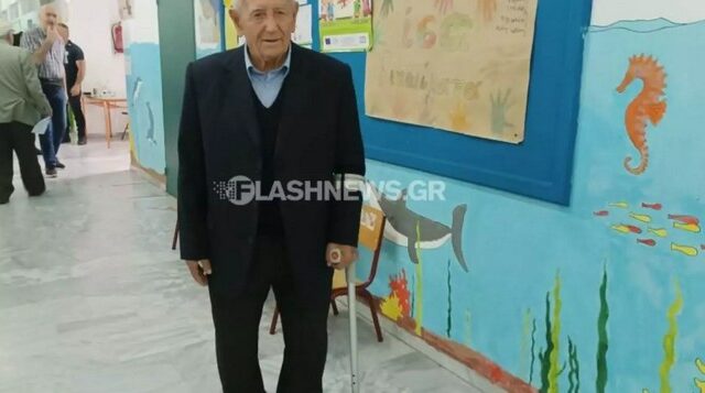 Κρήτη: 98χρονος στην κάλπη- “Μπορεί να ψηφίσω άλλη μια φορά”