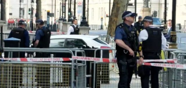 Λονδίνο: Αυτοκίνητο έπεσε στις πύλες της Ντάουνινγκ Στριτ