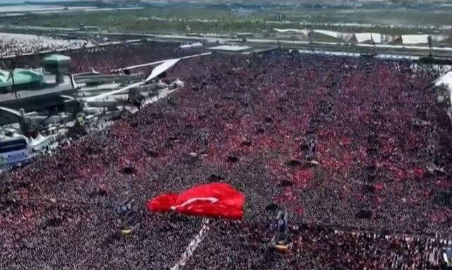 Ερντογάν: 1,7 εκατ. πολίτες σε συγκέντρωση στην Κωνσταντινούπολη – “Ζαλίζουν” οι εικόνες