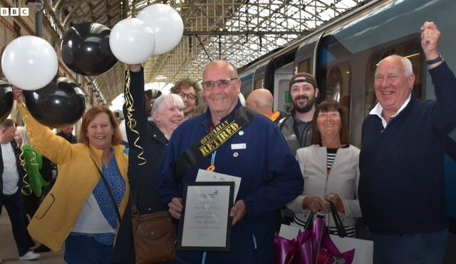 Βρετανία: Μηχανοδηγός αποχαιρετά τον σιδηρόδρομο μετά από μισό αιώνα εργασίας