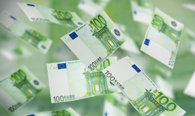 Βέλγιο: Οδηγός στην Αμβέρσα πέταξε δεκάδες χιλιάδες ευρώ από το παράθυρο του αυτοκινήτου του