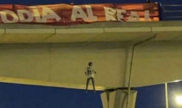 Ρεάλ: 4 συλλήψεις για την κούκλα με τη φανέλα του Βινίσιους σε γέφυρα της Μαδρίτης