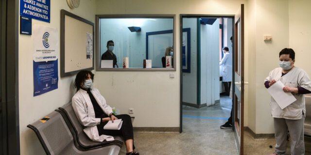 Κορονοϊός: Τέλος η υποχρεωτική μάσκα από νοσοκομεία και δομές υγείας – Οι εξαιρέσεις