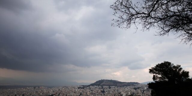 Καιρός Αθήνα: Νεφώσεις και τοπικές βροχές στα δυτικά και βόρεια το απόγευμα