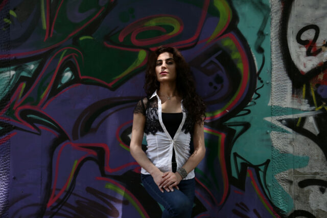Η Κασσάνδρα, τρανς μετανάστρια από τη Συρία, παίζει στο θέατρο έναν ρόλο ίδιο με τη ζωή της