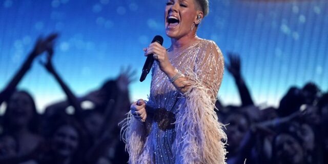 Pink: Θεατής πέταξε τις στάχτες της μητέρας του στη σκηνή – Άναυδη η τραγουδίστρια