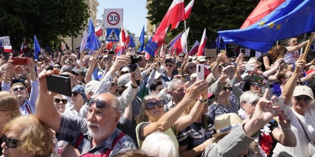 Πολωνία: Στους δρόμους μισό εκατομμύριο πολίτες στη μεγαλύτερη αντικυβερνητική διαδήλωση στη Βαρσοβία