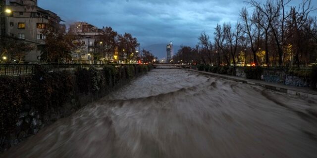 Στο έλεος των πλημμυρών η Χιλή – Αυξάνονται οι αγνοούμενοι, χιλιάδες οι εκτοπισμένοι