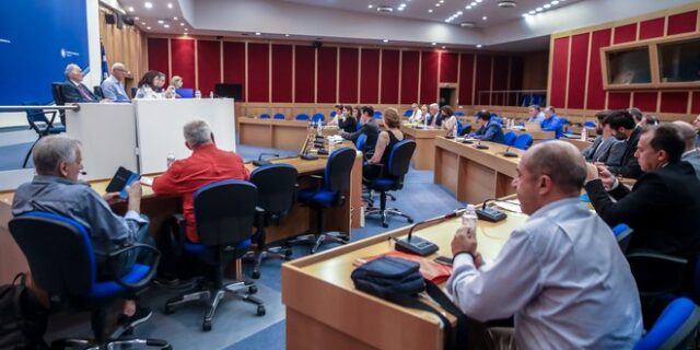 Διακομματική Επιτροπή: Στο τραπέζι η αναβολή του debate – Συνεδριάζει η διακομματική