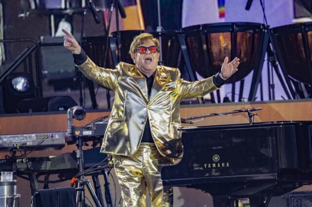 Elton John: Συγκίνηση στο Γκλάστονμπερι – Η τελευταία συναυλία του στο Ηνωμένο Βασιλείο