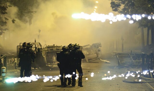 Ταραχές στη Γαλλία: Μπλόκο σε συγκεντρώσεις, “χειρόφρενο” σε ΜΜΜ – 875 συλλήψεις