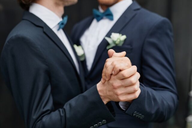 Η Εσθονία έγινε η πρώτη χώρα στην κεντρική Ευρώπη που ενέκρινε τον γάμο ομόφυλων ζευγαριών
