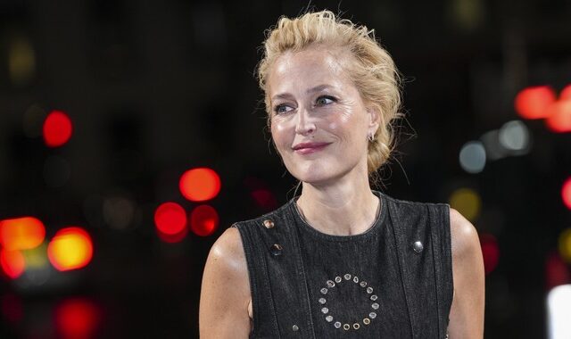 Gillian Anderson: Ποζάρει topless και στέλνει μήνυμα κατά της υπεραλίευσης στην Ευρώπη