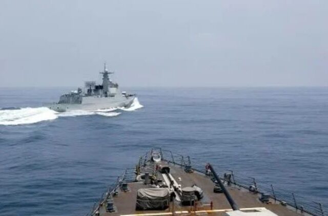Βίντεο – ντοκουμέντο: Επικίνδυνος ελιγμός κινεζικού πλοίου μπροστά από αμερικανικό στο Στενό της Ταϊβάν
