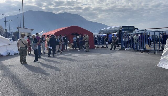 Ναυάγιο στην Πύλο: Ξεκίνησαν για Μαλακάσα τα λεωφορεία με τους διασωθέντες