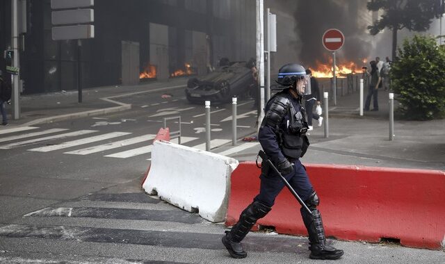 Γαλλία: Νυχτερινή απαγόρευση κυκλοφορίας σε προάστιο του Παρισιού – Ξεχειλίζει η οργή για τον θάνατο του 17χρονου