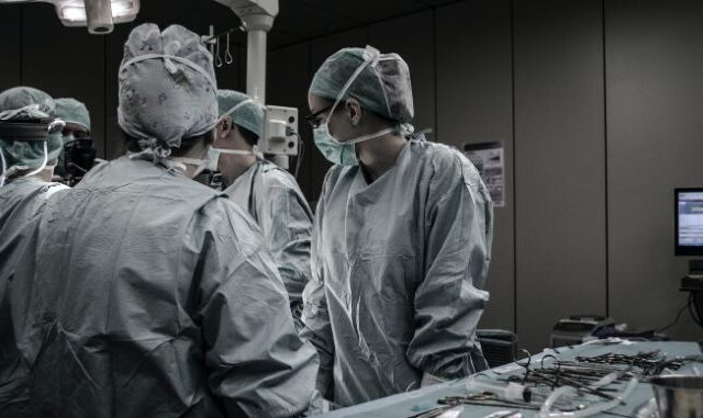 Ιατρικό Αθηνών: Ολιστική Αντιμετώπιση Αγγειακών Παθήσεων στο Υβριδικό Χειρουργείο