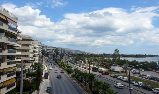 Τροχαίο με έναν τραυματία στην Ποσειδώνος – Λεωφορείο συγκρούστηκε με μηχανή