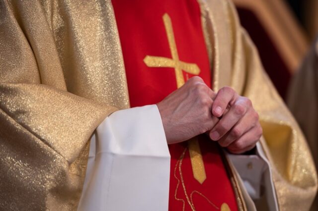 Γερμανία: Αποζημίωση ύψους 300.000 ευρώ θα καταβάλει η αρχιεπισκοπή Κολωνίας σε θύμα παιδεραστή ιερέα