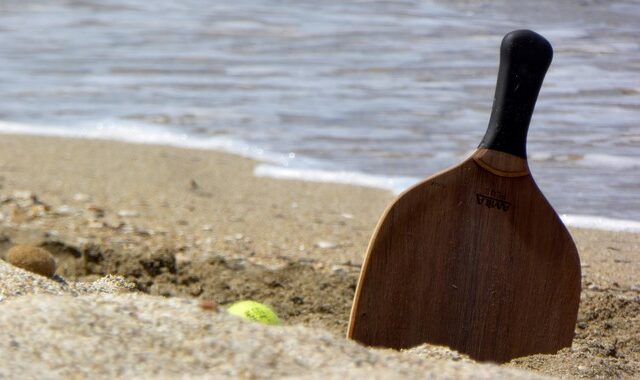 Τέλος οι ρακέτες σε γνωστές παραλίες της Αττικής – Προβλέπεται πρόστιμο 1.000 ευρώ