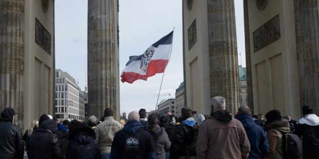 Γερμανία: Νέες έφοδοι σε σπίτια μελών της ακροδεξιάς οργάνωσης “Πολίτες του Ράιχ”