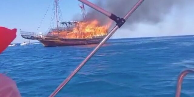 Ρόδος: Βίντεο-ντοκουμέντο δείχνει τη στιγμή που πλοιάριο τυλίγεται στις φλόγες