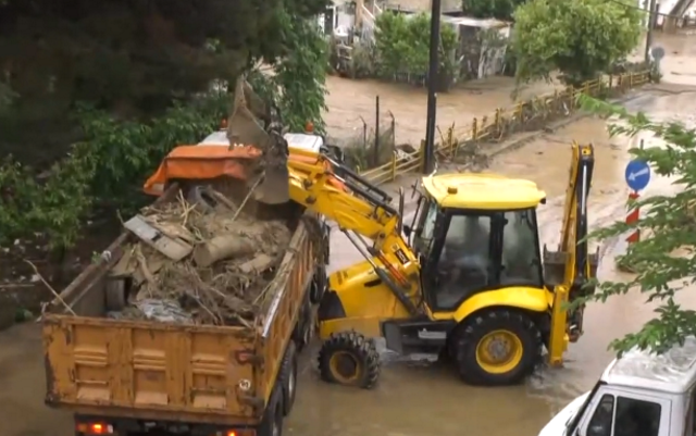 Θεσσαλονίκη: Προβλήματα από την κακοκαιρία – Πλημμύρισαν δρόμοι, παρασύρθηκαν οχήματα από υπερχείλιση ρέματος