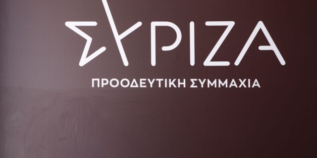 ΣΥΡΙΖΑ για Βούλτεψη: “Σκίστε πτυχία, πετάξτε εγκυκλοπαίδειες, έχουμε υφυπουργό με… λύση για κάθε πρόβλημα”