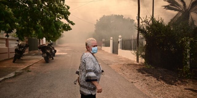 Στις στάχτες η Νέα Ζωή και το Λουτράκι – Συγκλονιστικές εικόνες από τη φωτιά