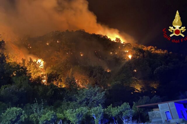 Ιταλία: Αναγκαστική προσγείωση ελικοπτέρου που επιχειρούσε στις φωτιές – Σώος ο πιλότος