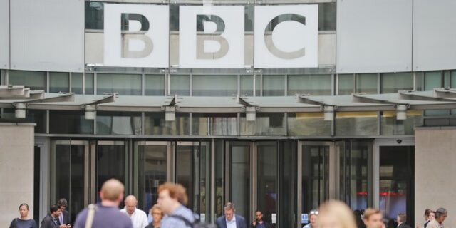 BBC: “Ανοησίες” λέει το φερόμενο θύμα του παρουσιαστή για το σκάνδαλο – “Δεν συνέβη τίποτα παράνομο”