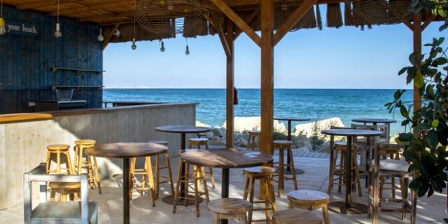 ΑΑΔΕ: Λουκέτο σε γνωστό beach bar στην Βουλιαγμένη που “ξεχνούσε” να κόβει αποδείξεις