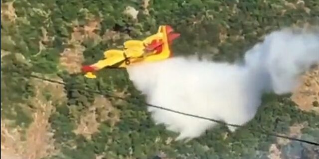 Βίντεο: Canadair “βουτά” ανάμεσα στα βουνά για να σβήσει τη φωτιά