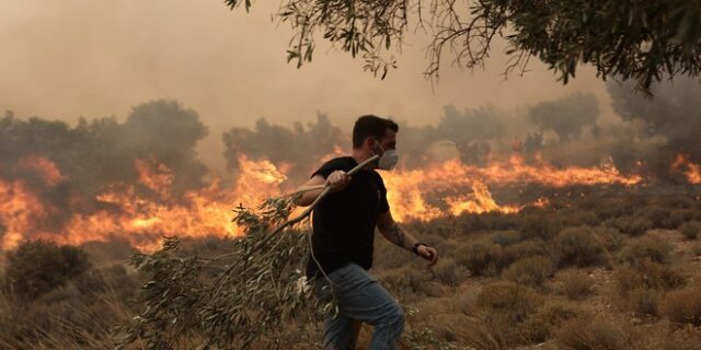 Εκτός ελέγχου το μέτωπο στην Ρόδο – Μάχη με αναζωπυρώσεις σε Νέα Πέραμο και Λουτράκι