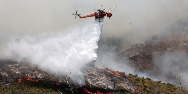 Φωτιές: Μαίνονται τα μέτωπα σε Βαρνάβα Αττικής κι Εύβοια -55 δασικές πυρκαγιές σε ένα 24ωρο