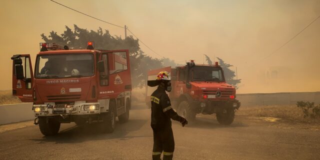 Φωτιές: Μαίνονται τα μέτωπα σε Ρόδο, Κάρυστο, Κέρκυρα και Δερβενάκια – Νέες εκκενώσεις