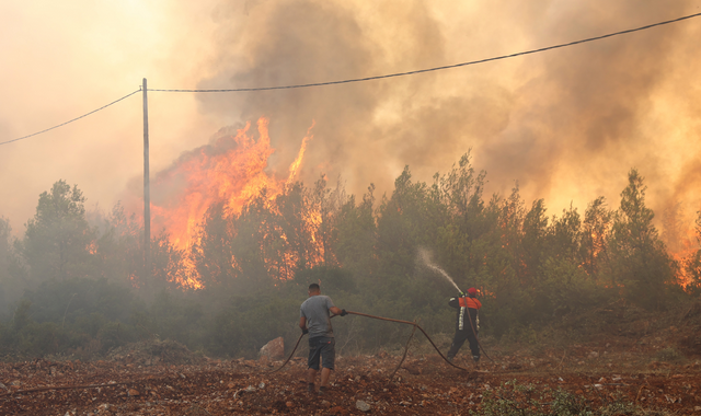 Φωτιές: Αναζωπύρωση σε Μάνδρα και Μέγαρα – Εκκενώνεται η Οινόη, απειλούνται σπίτια